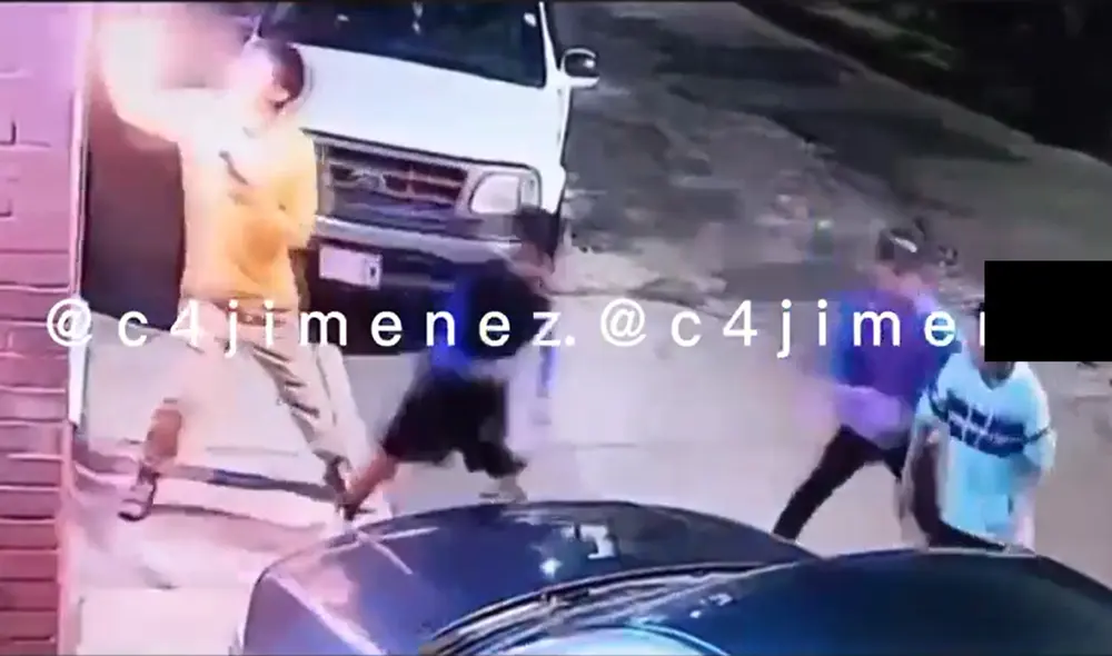 Cámaras de seguridad captaron cómo los menores lanzaron un cohete en una vivienda del municipio de Naucalpan, Estado de México. Foto: captura @c4jimenez/Twitter Cámaras de seguridad captaron cómo los menores lanzaron un cohete en una vivienda del municipio de Naucalpan, Estado de México. Foto: captura @c4jimenez/Twitter