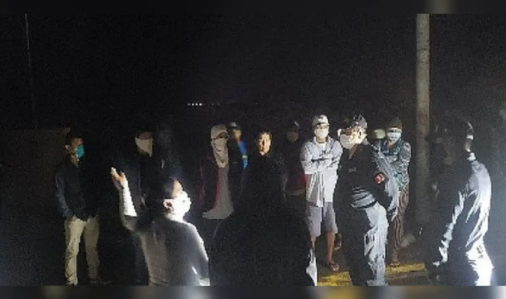 Pobladores de Ayacucho bloquean ingreso a Arequipa por Caravelí. Pobladores de Ayacucho bloquean ingreso a Arequipa por Caravelí.