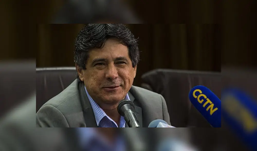 Director general del CIGB, Pimentel Vásquez, dijo que Cuba tiene la capacidad de atender solicitudes de compra del Interferón por otros países. Foto: Cubadebate.