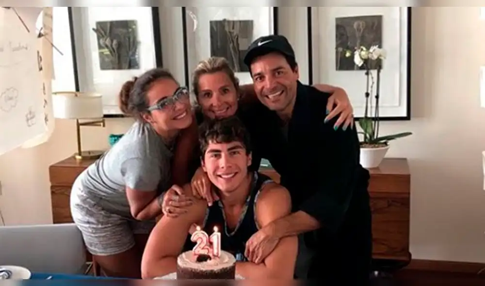 Chayanne y su hijo paralizan las redes con fotos de sus torsos desnudos