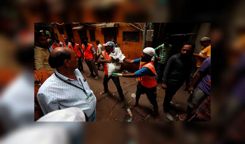 Autoridades encargadas se dedican a quitar escombros para rescatar a las personas atrapadas. Créditos: EPA