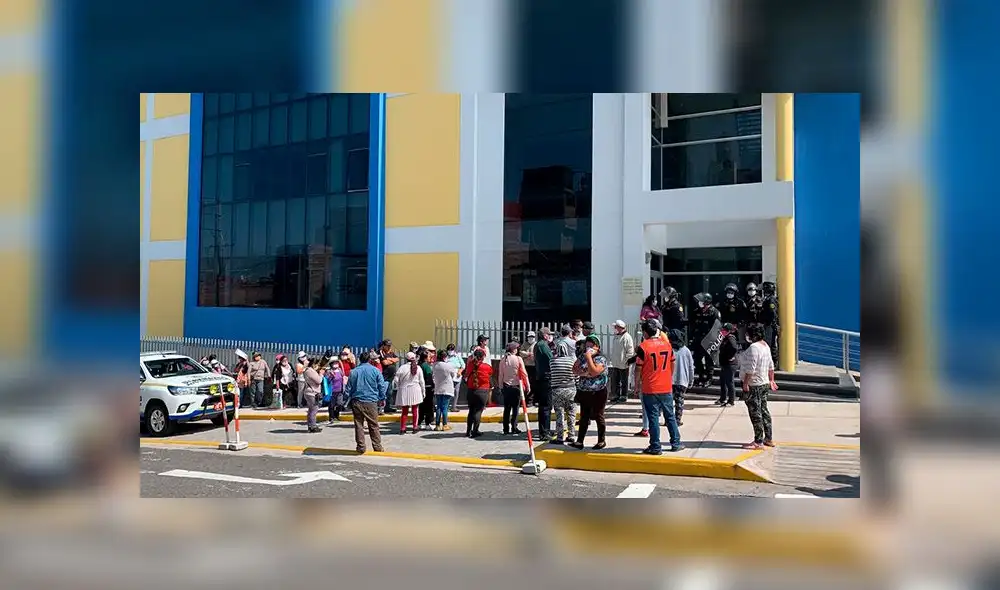 Pobladores forman largas colas para empadronarse.