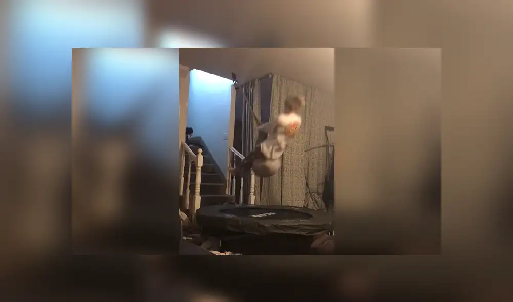 Desliza a la izquierda para ver más imágenes de la increíble acrobacia que hizo este joven durante la cuarentena. Desliza a la izquierda para ver más imágenes de la increíble acrobacia que hizo este joven durante la cuarentena.