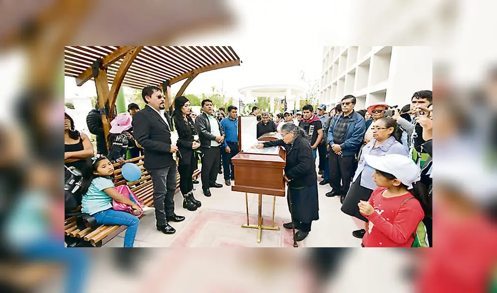 Adiós. Familiares y gobernador regional asistieron al entierro de Andrea Gutiérrez Cahuana. Adiós. Familiares y gobernador regional asistieron al entierro de Andrea Gutiérrez Cahuana.