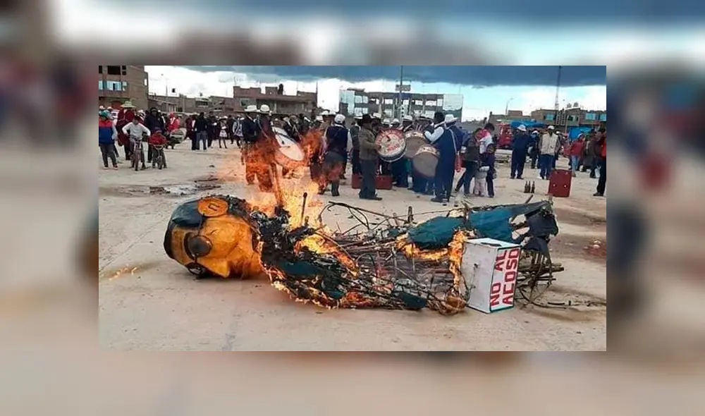 El muñeco con su imagen fue incinerado tras leer un jocoso testamento.