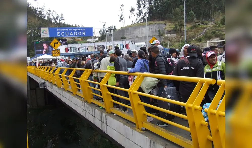Cientos de migrantes venezolanos llegan al Puente de Rumichaca, en la frontera entre Colombia y Ecuador. Tratan de llega a Tulcán (Ecuador).