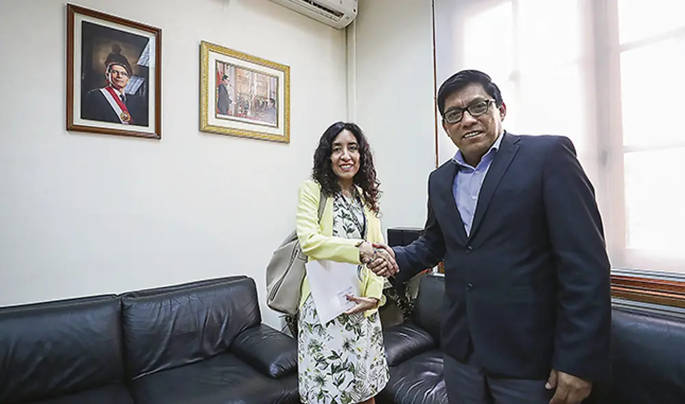 Reunión. Premier Zeballos y Giovanna Prialé de la AAFP.