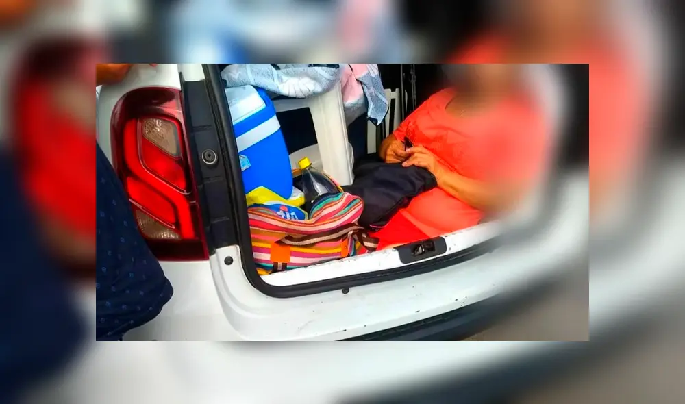 Al percatarse de las autoridades, la mujer intentó esconderse con una manta para no ser descubierta. (Captura: Infobae)