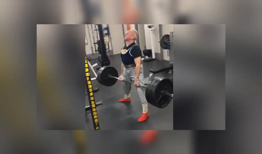 A través de YouTube se ha vuelto viral el momento en que un anciano levanta una enorme pesa. A través de YouTube se ha vuelto viral el momento en que un anciano levanta una enorme pesa.
