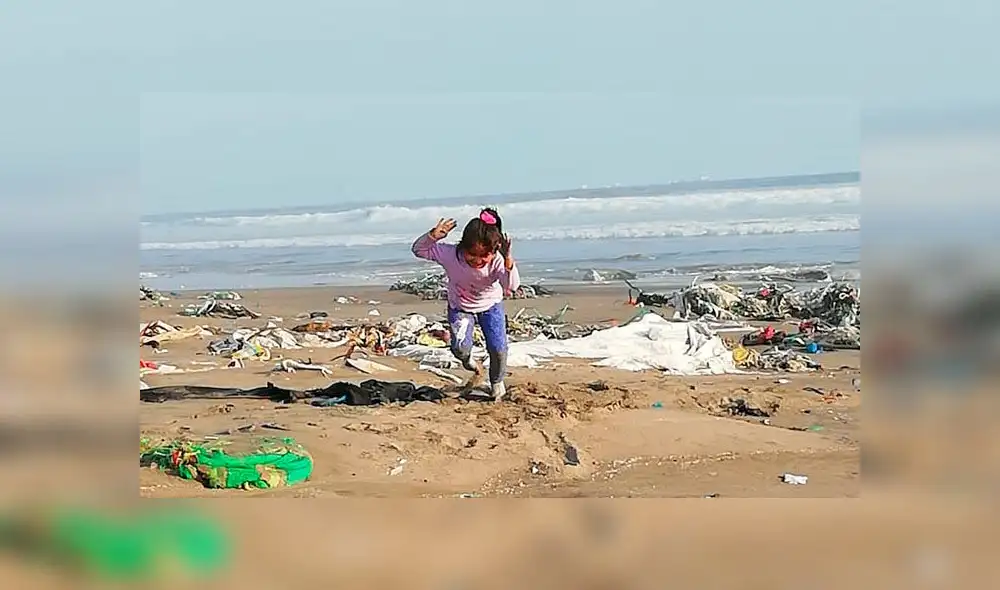 Niños ayudan a limpiar playa contaminada de Ventanilla [FOTOS]