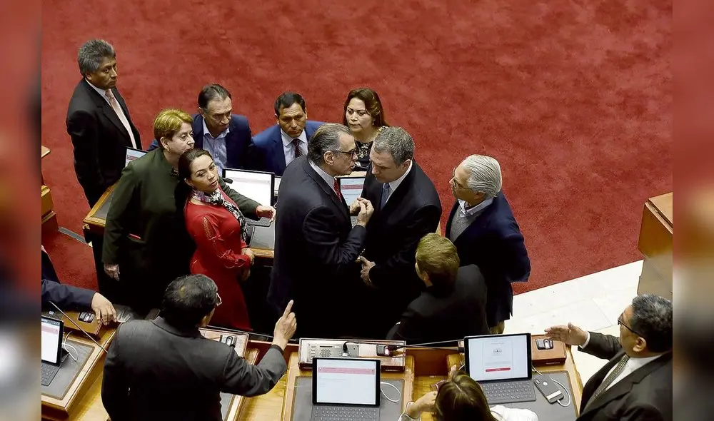 Pedro Olaechea intimidando a Del Solar
sin mayor éxito.