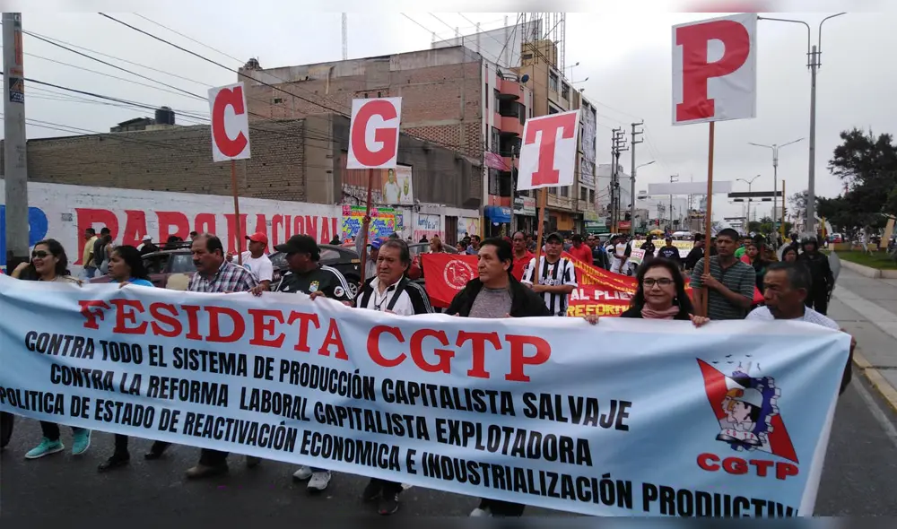 Trabajadores luchan por sus derechos. Trabajadores luchan por sus derechos.