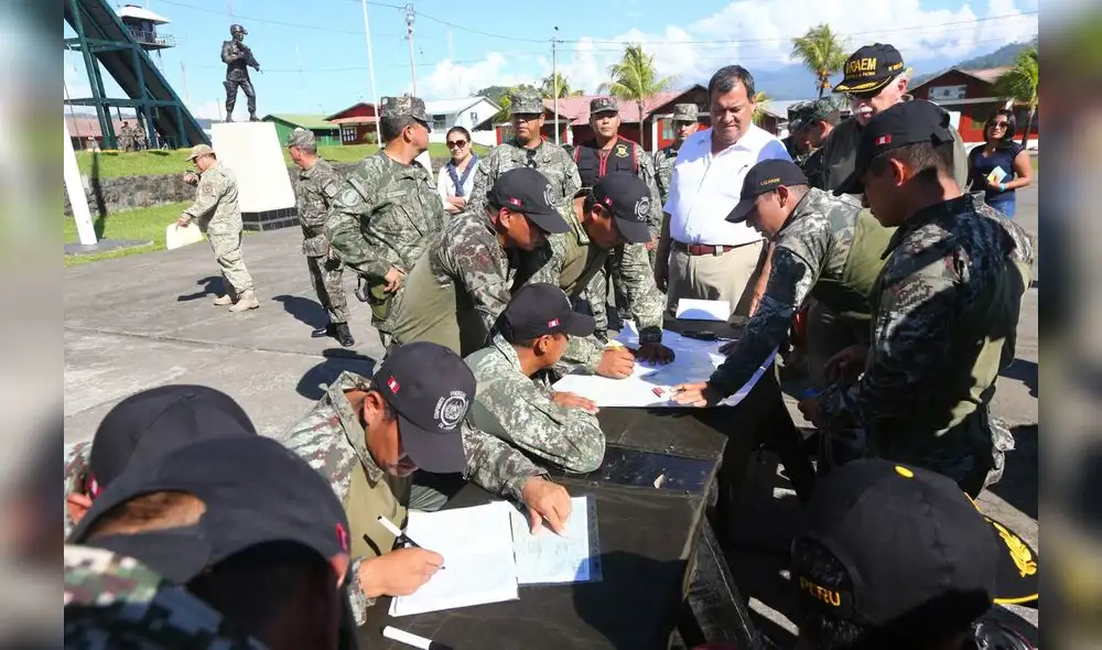Nieto y comisión de Defensa sobrevolaron bases en el VRAEM