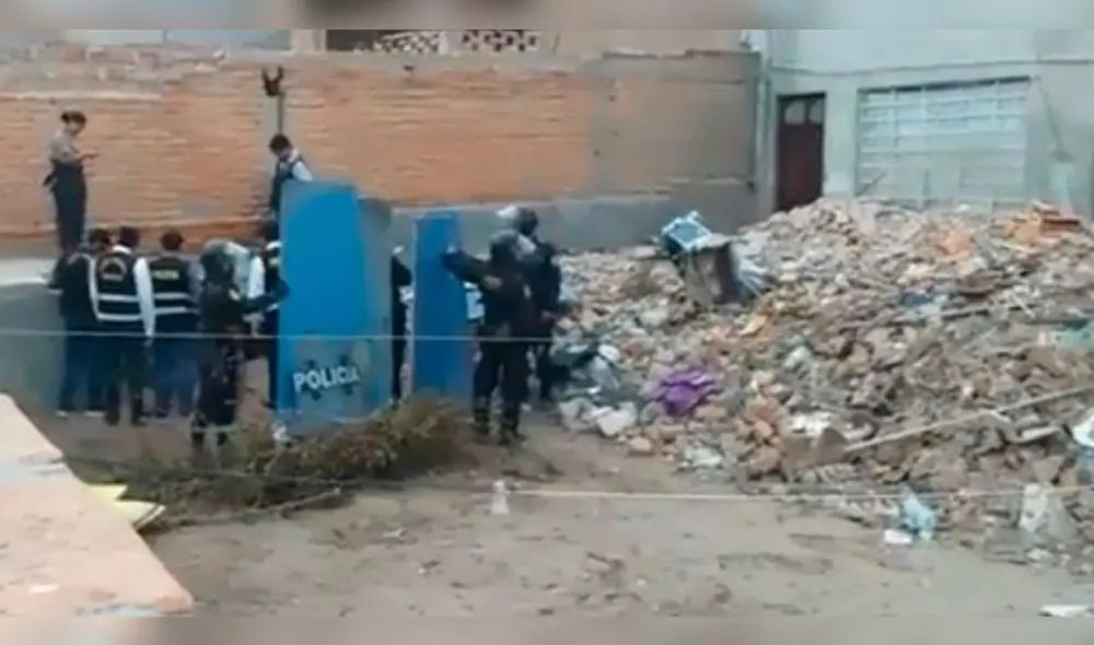 El cuerpo yacía en el patio de un inmueble.