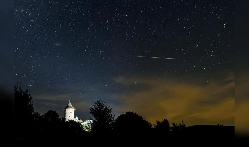 Una estrella fugaz cruza el cielo sobre el castillo de Somosko visto desde Salgotarjan, Hungría. Foto: EFE Una estrella fugaz cruza el cielo sobre el castillo de Somosko visto desde Salgotarjan, Hungría. Foto: EFE
