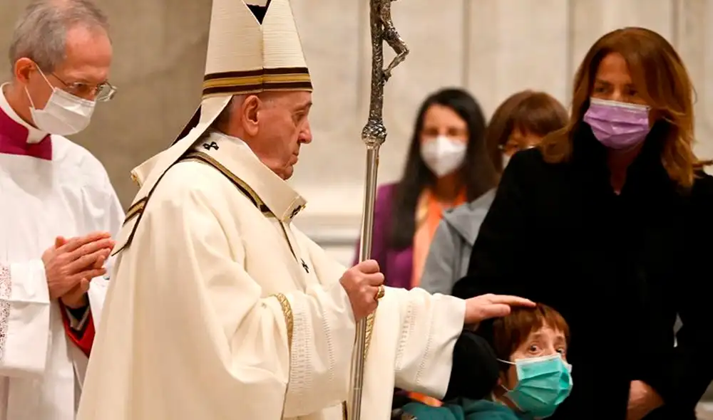 El papa Francisco celebra la Misa del Gallo más solitaria llamando a la fraternidad. Foto: EFE
