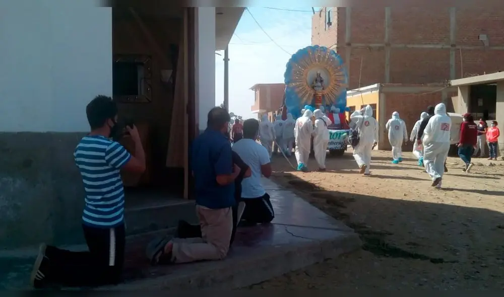 Fieles de rodillas ante el Divino NIño del Milagro Fieles de rodillas ante el Divino NIño del Milagro