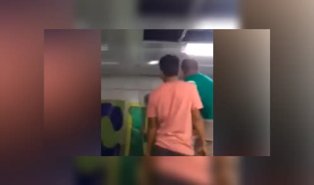 Desliza hacia la izquierda para ver el momento en que la serpiente cae dentro de un salón. Imagen viral de YouTube.