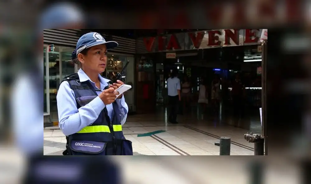 Agente del Serenazgo de Lima ayudó a capturar a delincuentes que iban a robar equipos en una tienda. Créditos: Difusión.