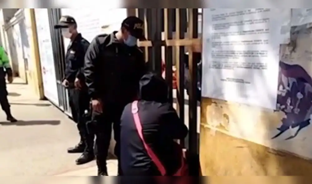 Mujer se arrodilló y pidió información del estado de salud de su madre en hospital de Tacna. Foto: Captura de video