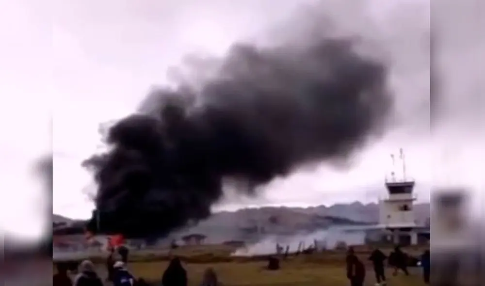 Aeropuerto de Huancabamba en Andahuaylas está tomado por manifestantes. Foto: captura Exitosa Noticias Aeropuerto de Huancabamba en Andahuaylas está tomado por manifestantes. Foto: captura Exitosa Noticias