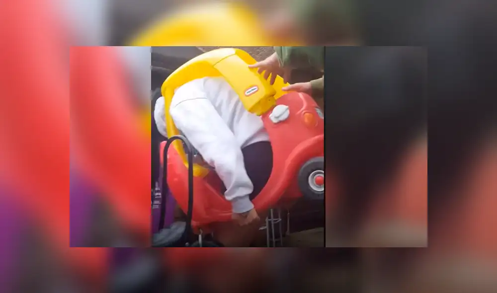 Facebook viral: Se mete a carro de su sobrino pequeño y queda atascada [VIDEO]