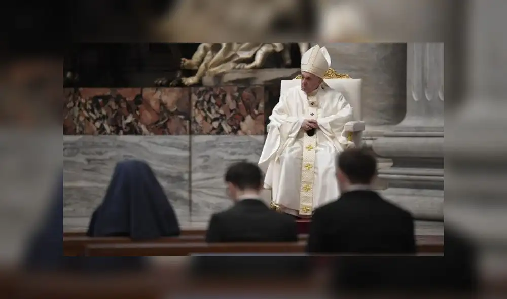 La basílica, sin fieles durante la ceremonia por las medidas de prevención.
Fuente: Reusters La basílica, sin fieles durante la ceremonia por las medidas de prevención.
Fuente: Reusters