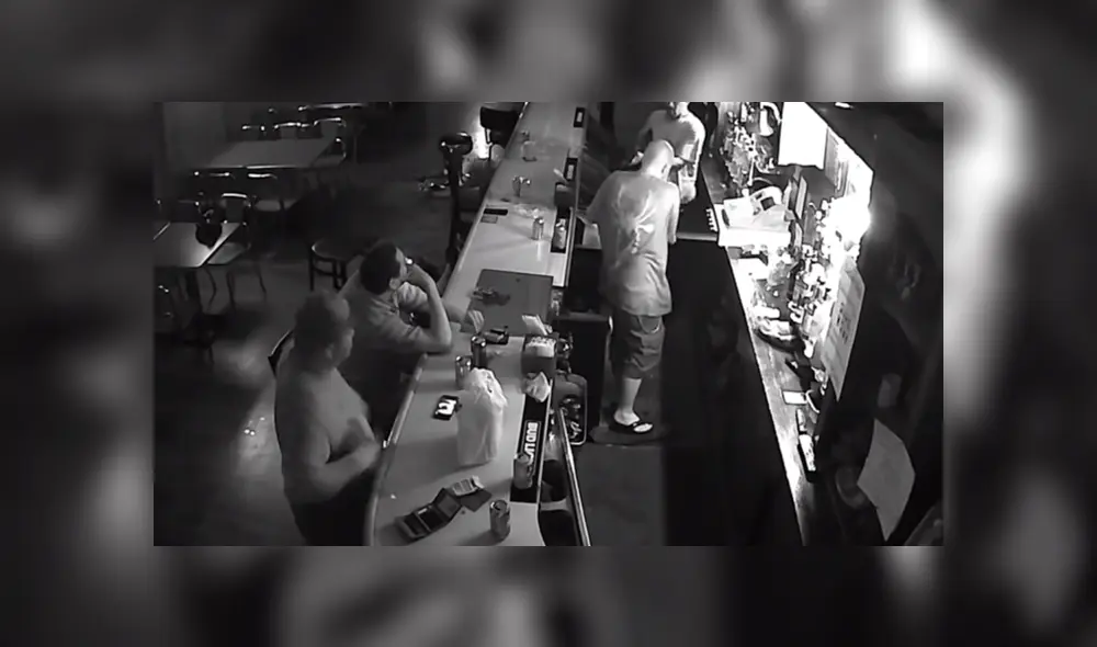 Video es viral en YouTube. El cantinero y el resto de clientes se asustaron al escuchar las amenazas del ladrón; sin embargo, este hombre ni se inmutó. Foto: Captura. Video es viral en YouTube. El cantinero y el resto de clientes se asustaron al escuchar las amenazas del ladrón; sin embargo, este hombre ni se inmutó. Foto: Captura.