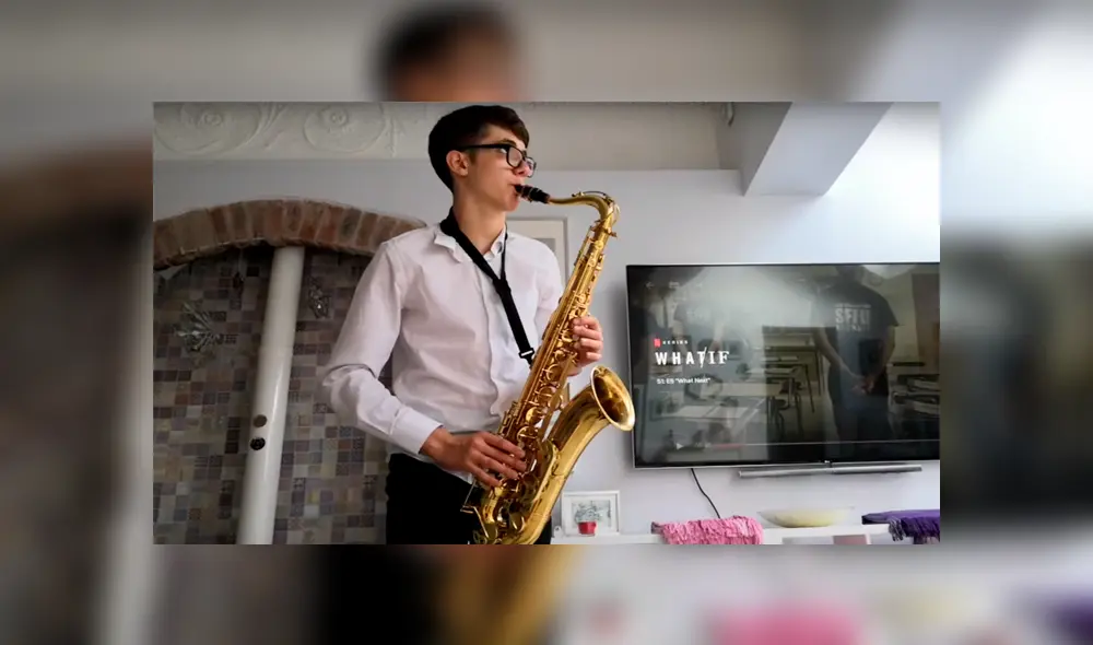 Un video muestra a un par de perros tratando de 'cantar' a escuchar a su amo tocar el saxofón. Un video muestra a un par de perros tratando de 'cantar' a escuchar a su amo tocar el saxofón.