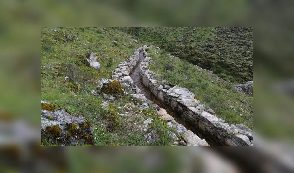 Las amunas permiten la infiltración de agua que volverá a la superficie en los manantiales que se ubican en la parte media de la cuenca y que son aprovechados por la comunidad para sus actividades económicas y consumo humano. Las amunas permiten la infiltración de agua que volverá a la superficie en los manantiales que se ubican en la parte media de la cuenca y que son aprovechados por la comunidad para sus actividades económicas y consumo humano.