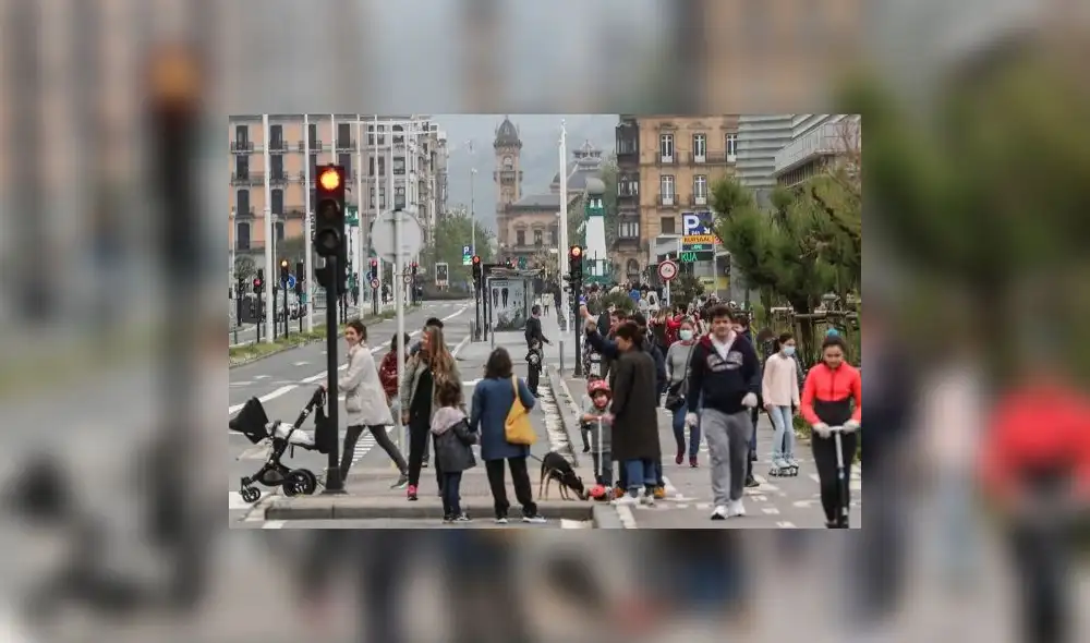 La masiva salida de las familias a las calles ha generado diversas críticas por el incumplimiento de las normas de seguridad sanitaria. Foto: EFE.