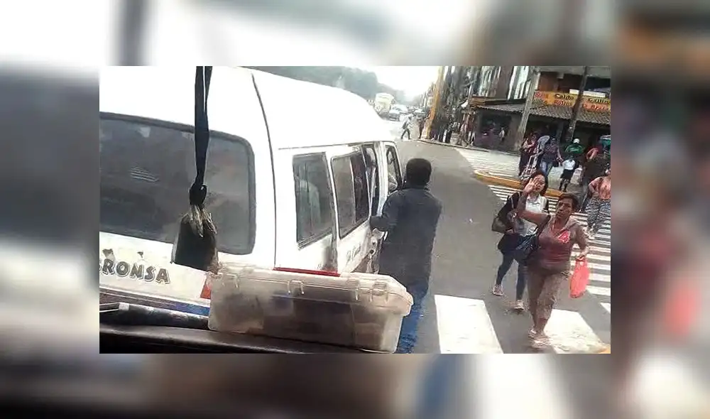 #YoDenuncio: combi invade crucero peatonal en Av. Canadá [VIDEO]