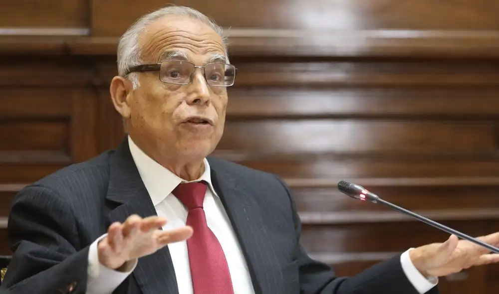 Aníbal Torres arremete contra los medios de comunicación, comparándolos con los regímenes de Benito Mussolini y Adolfo Hitler. Foto: Andina