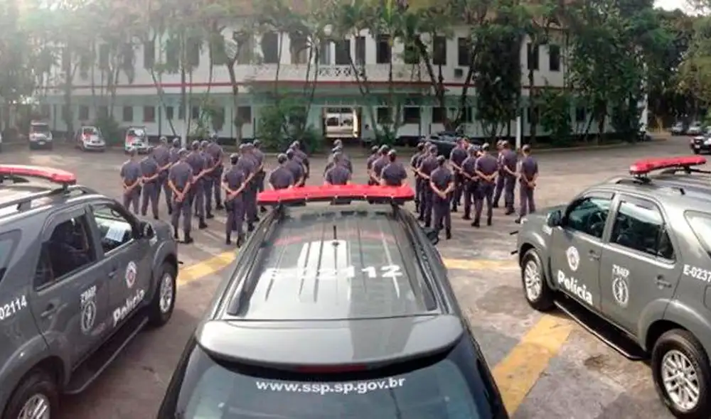 Desliza las imágenes para ver las emotivas imágenes de los policías entregándole una bicicleta al repartidor. Foto: captura de Facebook