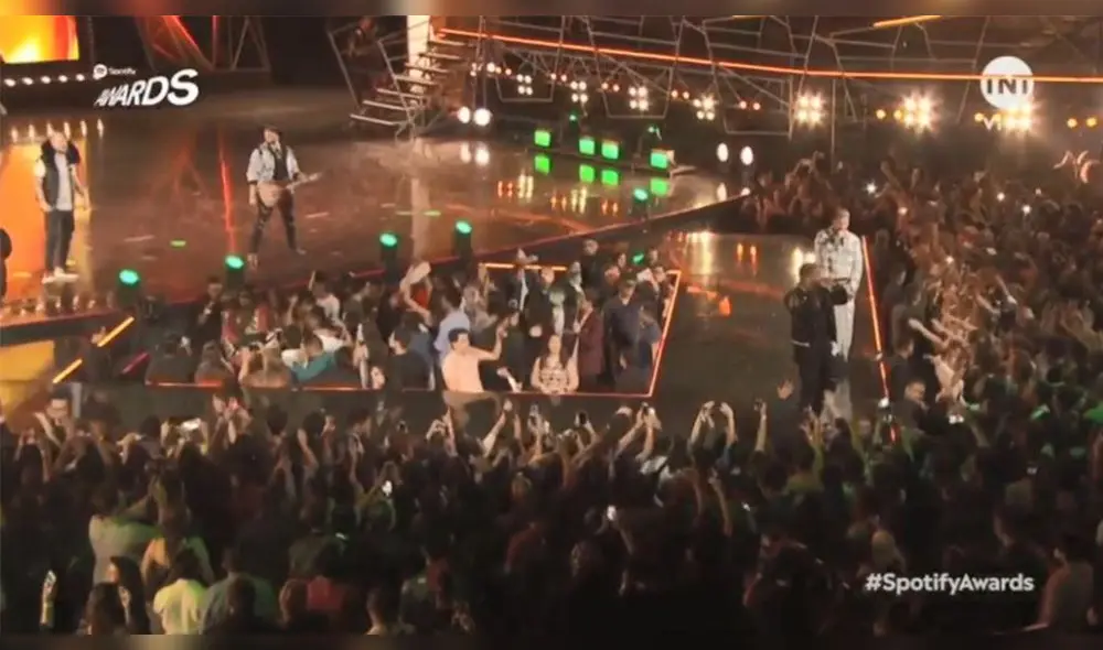 Zion & Lennox compartieron el escenario con la agrupación Piso 21 e interpretaron "Dulcecitos". (Foto: Captura)