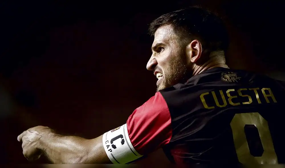 CAPITÁN. Cada que està en la cancha con la cinta de capitán es el líder que todo equipo necesita. Cuesta vibró e hizo vibrar a los hinchas con sus goles. CAPITÁN. Cada que està en la cancha con la cinta de capitán es el líder que todo equipo necesita. Cuesta vibró e hizo vibrar a los hinchas con sus goles.