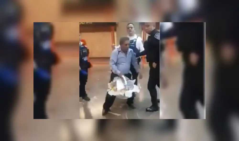 El anciano fue finalmente llevado por los agentes. Foto: captura El anciano fue finalmente llevado por los agentes. Foto: captura