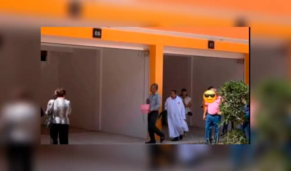 Personas alrededor no dudaron en presenciar el momento. Personas alrededor no dudaron en presenciar el momento.