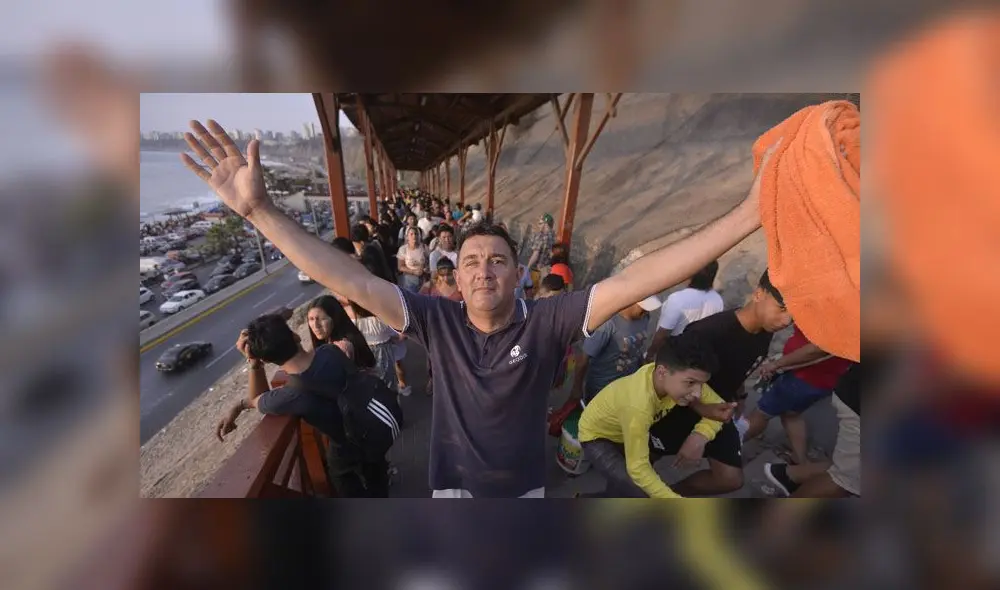 Algunas personas aseguraron que se demoraron en cruzar el puente hasta una hora. (Foto: Javier Quispe / La República) Algunas personas aseguraron que se demoraron en cruzar el puente hasta una hora. (Foto: Javier Quispe / La República)