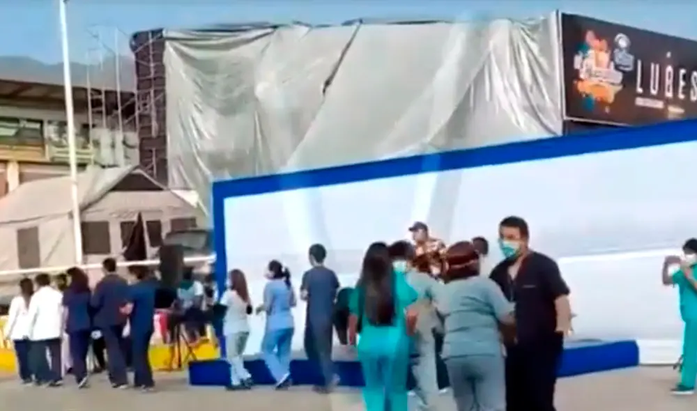 En el interior del local se instaló un estrado y decoración. Foto: Captura de Canal N