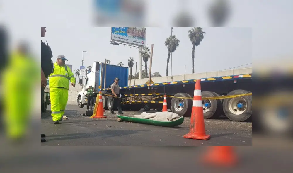 Según un taxista que presenció el accidente, el chofer del camión perdió el control luego que un auto invadiera su carril. (Foto: URPI - GLR) Según un taxista que presenció el accidente, el chofer del camión perdió el control luego que un auto invadiera su carril. (Foto: URPI - GLR)