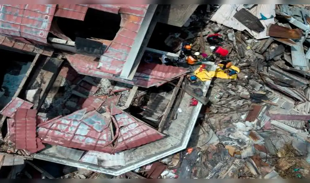 Indonesia: hallan con vida a 31 menores atrapados bajo dos colegios