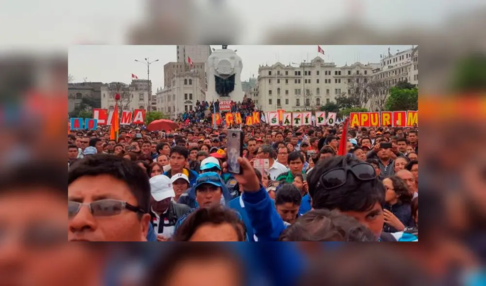 Huelga de profesores: docentes llegaron a la plaza San Martín [EN VIVO]