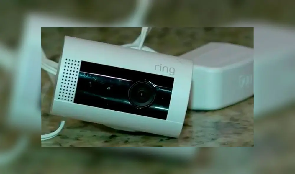 Niña quedó aterrorizada después que un ‘hacker’ pirateó la cámara de su cuarto y le dijera “Soy Santa” [VIDEO] 