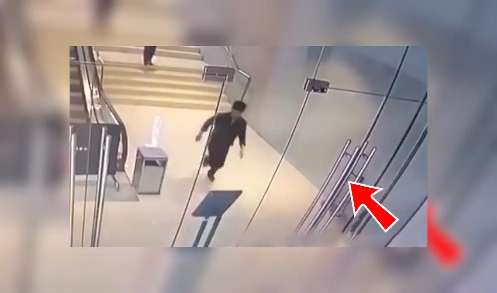 YouTube viral: joven se estampa contra puerta de vidrio y termina rompiéndola en mil pedazos [VIDEO] 