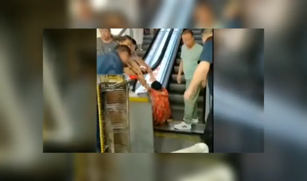 Accidente en escaleras eléctricas de centro comercial en China. Foto: Captura/Chinanews.com