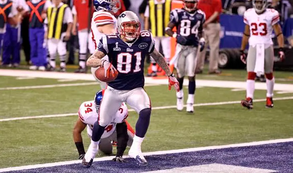 En 2013, todo cambió para Aaron Hernández; fue encontrado culpable de un asesinato y condenado a cadena perpetua. Se suicidó en prisión en el 2017.