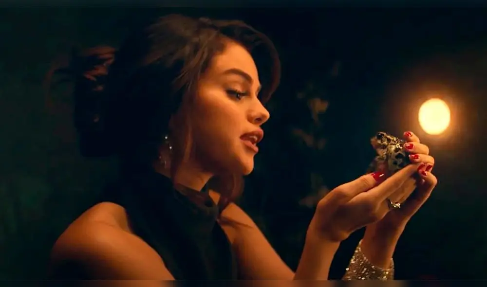 La popular cantante Selena Gómez difundió material inédito de su videoclip en sus redes sociales.