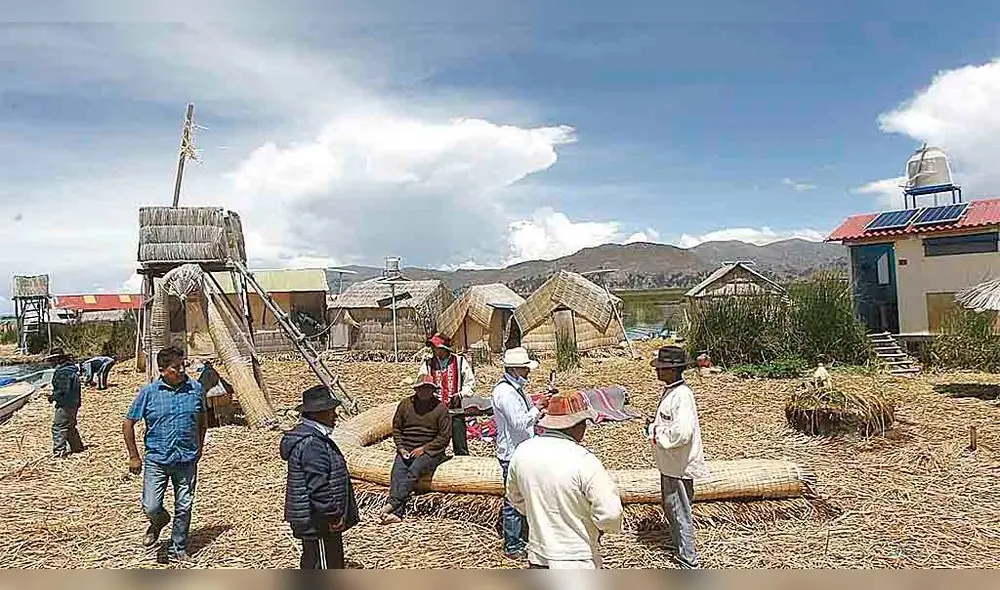 retoman. Turistas locales pueden visitar islas de los Uros.