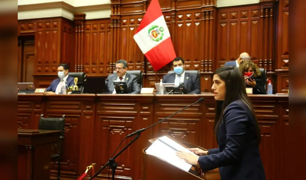 Ministra Alva responde 82 preguntas de dos pliegos interpelatorios de las bancadas. Foto: Congreso.